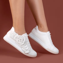 Carica l&#39;immagine nel visualizzatore di Gallery, ELOISE - Sneakers in pelle con dettaglio fiore applicato

